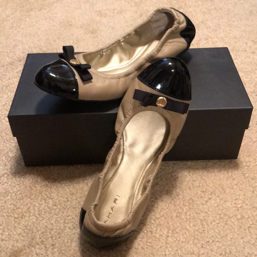 Super cute two toned elastic back flats